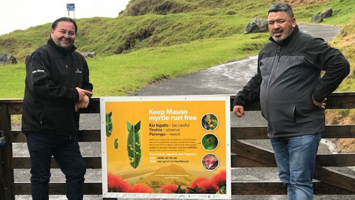 Alby Marsh with Reon Tuanau visiting Mauao the Mount 1200 x 720